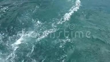 旅行时在蔚蓝的水面上的摩托艇后面波浪